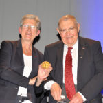 Madame Darrieussecq reçoit la médaille de la Fédération