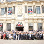 Les congressistes devant l’Hôtel de Ville