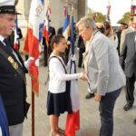 Mme la Ministre salue une jeune porte-drapeau