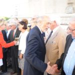 Les personnalités saluent l'assemblée