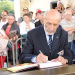 Le Président signe le livre d'Or