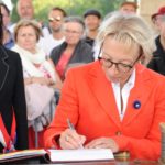 La Directrice Générale de l'ONACVG signe le livre d'Or